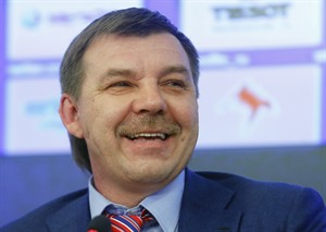 Russia coach Oleg Znarok suspended for final against Finland for obscene gesture | iNFOnews.ca CP28498754