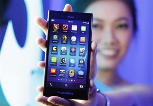 Shares of BlackBerry lower after Apple, IBM announce business app partnership | iNFOnews.ca CP29155585