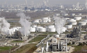 Oil price holds gain for the week on Middle East, Russia-Ukraine tensions | iNFOnews.ca CP29184494