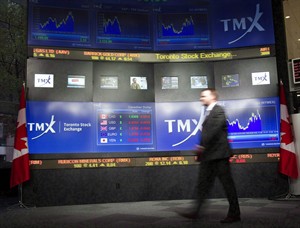 TSX moves off record high, tumbles 194 points amid earnings disappointments | iNFOnews.ca CP29330226