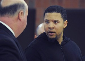 Police: Man who says he was shot by Aaron Hernandez is shot outside Conn. club, opens fire | iNFOnews.ca CP27060060