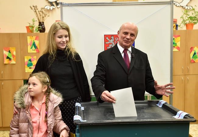 Anti-migrant incumbent favoured in Czech presidential vote | iNFOnews.ca
