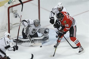 Blackhawks hold on for 2-1 victory over Kings in Game 1 of Western Conference finals | iNFOnews.ca CP23621894