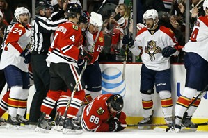 Blackhawks RW Patrick Kane leaves with injury in first period against Florida | iNFOnews.ca CP32039784