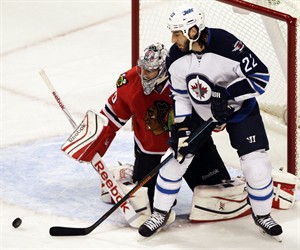 Hutchinson earns first NHL shutout, Jets edge Blackhawks 1-0 | iNFOnews.ca CP30542104
