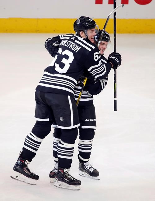 DeBrincat has 5 points, Blackhawks hold off Senators 8-7 | iNFOnews.ca