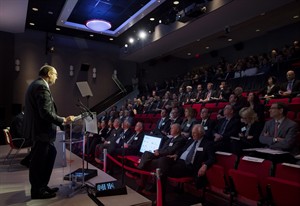 Rogers CEO says company will focus on improving customer service | iNFOnews.ca CP28089446