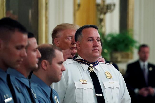 Trump presents medal to Ohio mass shootings responders | iNFOnews.ca CP1877383451