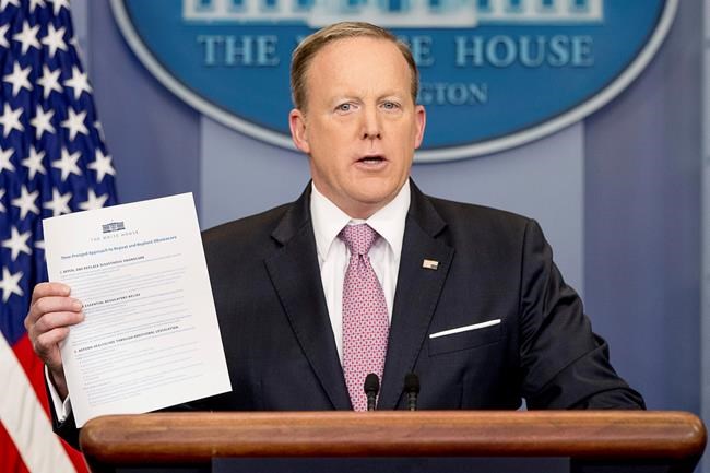 Woman questions Spicer at DC Apple store, tweets video | iNFOnews.ca