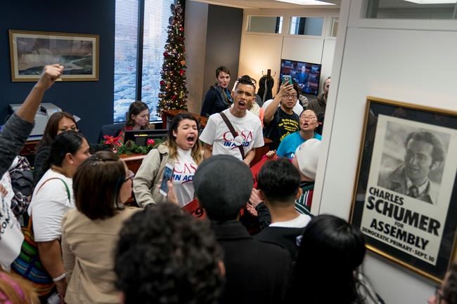 Young immigrants to wait until '18 to learn their fate in US | iNFOnews.ca