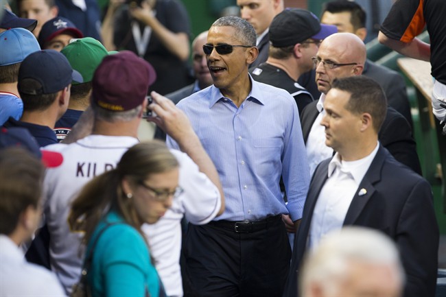 Obama refuses to take sides in NBA championship but openly roots for NHL's Chicago Blackhawks | iNFOnews.ca CP33448654