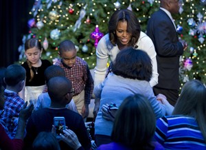 Michelle Obama continues first lady tradition of bringing holiday cheer to hospitalized kids | iNFOnews.ca CP31125231