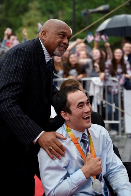 Raised-fist protesters Smith, Carlos support Kaepernick | iNFOnews.ca Raised-fist protesters Smith, Carlos support Kaepernick | iNFOnews.ca