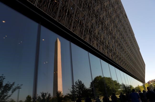 Obamas get early peak at African-American museum | iNFOnews.ca