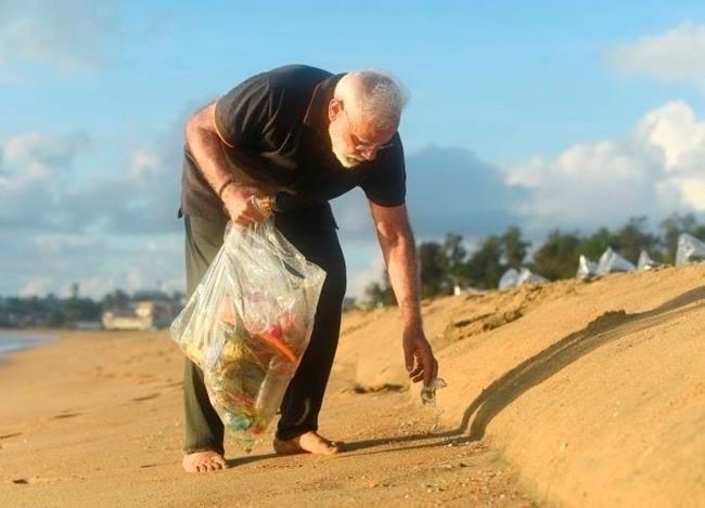 Indian Prime Minister Modi picks up trash from beach | iNFOnews.ca