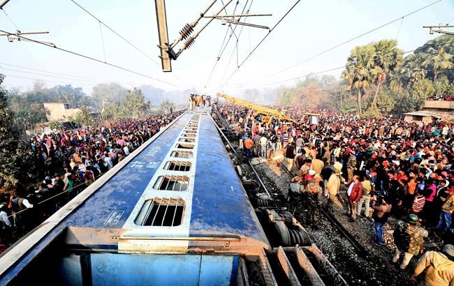 Train derails in eastern India, killing 7 people | iNFOnews.ca CP706289908