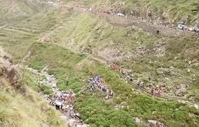 Overcrowded bus plunges into gorge in India, killing 48 | iNFOnews.ca
