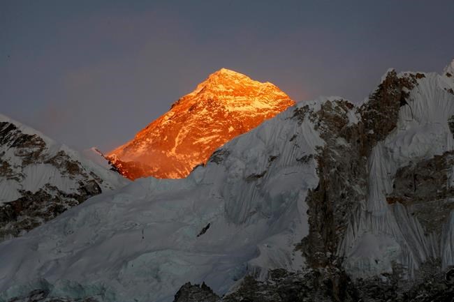 2 Brits, Mexican are 1st foreigners on Everest in 2 years | iNFOnews.ca