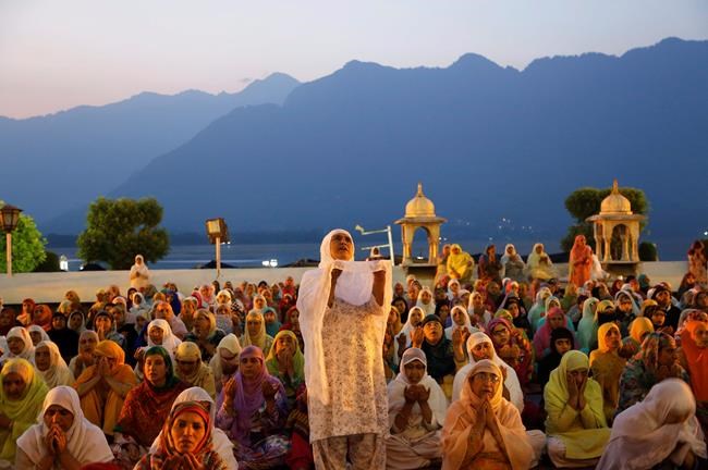 Image of Asia: Praying at Hazratbal shrine in Kashmir | iNFOnews.ca Image of Asia: Praying at Hazratbal shrine in Kashmir | iNFOnews.ca