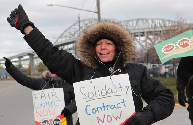 Blue Water Bridge workers begin strike, traffic keeps flowing across border | iNFOnews.ca Blue Water Bridge workers begin strike, traffic keeps flowing across border | iNFOnews.ca