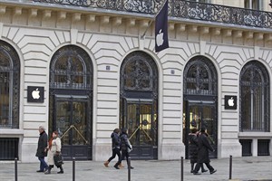 Masked and armed thieves break into Paris' flagship Apple store on New Year's Eve | iNFOnews.ca CP21398492