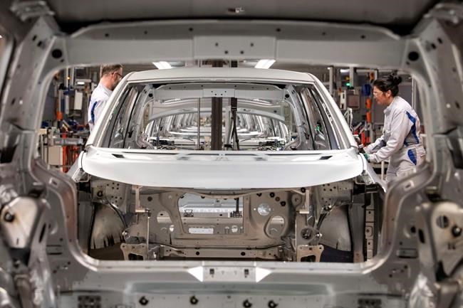 Volkswagen plans six battery factories to ramp up electrics | iNFOnews.ca CP590364484