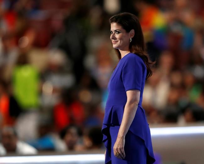 Debra Messing, Blake Shelton spar over presidential campaign | iNFOnews.ca Debra Messing, Blake Shelton spar over presidential campaign | iNFOnews.ca
