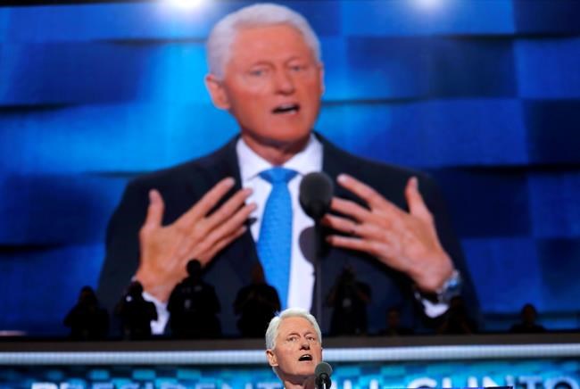 Clinton wins historic nomination, says glass ceiling cracked | iNFOnews.ca