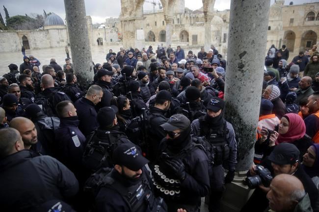 Palestinians, Israeli police scuffle at Jerusalem holy site | iNFOnews.ca