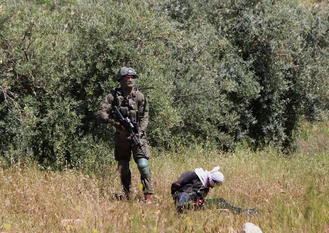 Israeli troops accused of shooting handcuffed Palestinian | iNFOnews.ca Israeli troops accused of shooting handcuffed Palestinian | iNFOnews.ca