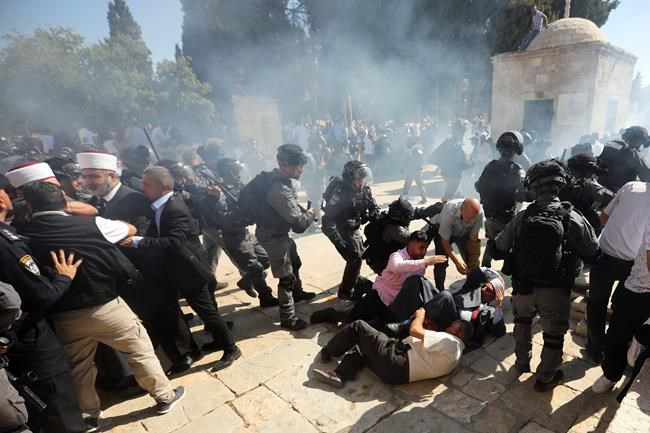 Muslims clash with Israeli police at Jerusalem holy site | iNFOnews.ca