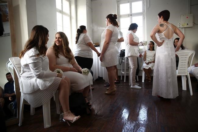 Israelis stage mass wedding to advocate for gay rights | iNFOnews.ca CP1989425727