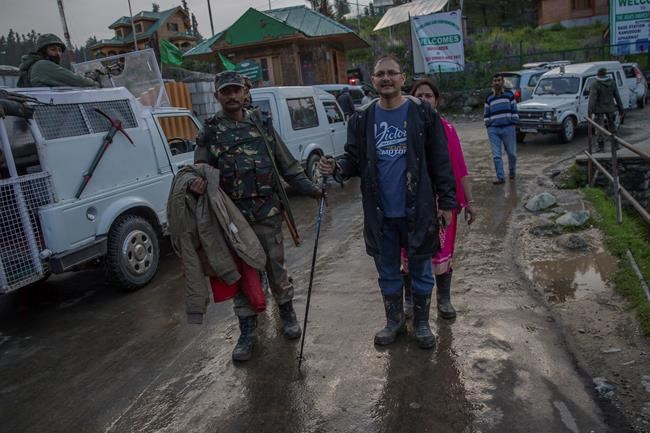Cable car crashes in tourist resort in Kashmir, killing 7 | iNFOnews.ca