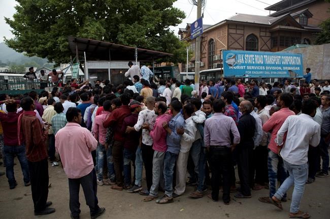Hundreds of poor migrant workers flee Kashmir under lockdown | iNFOnews.ca