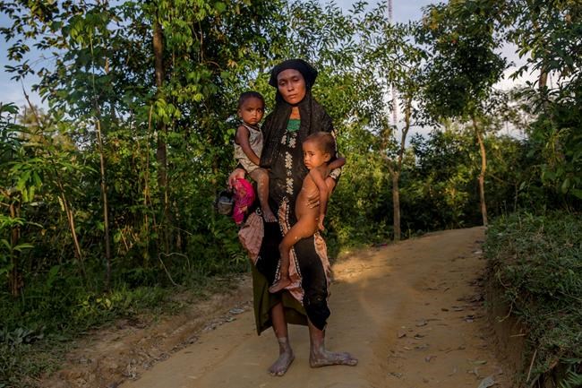 Fleeing Rohingya Muslims watch as homes burn in Myanmar | iNFOnews.ca CP1954202477