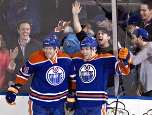 Hall breaks Gretzky record for fast hat trick as Oilers dump Canucks | iNFOnews.ca CP22697760