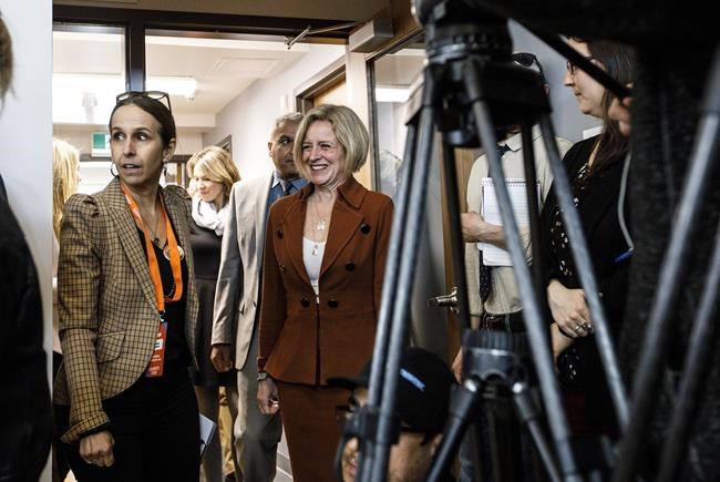 Notley says Kenney rail cancellation plan forgoes jobs, leaves oil in ground | iNFOnews.ca