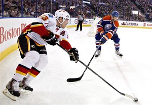 Sean Monahan scores OT winner to lift Calgary over Edmonton 2-1 | iNFOnews.ca CP27423794