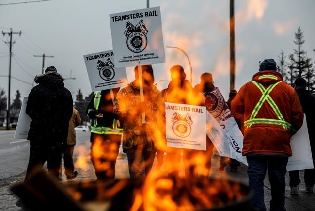 Industry raises alarm over strike as feds urge CN and union to keep talking | iNFOnews.ca