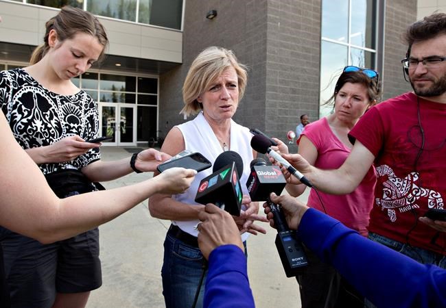 'Lucky to get out:' Fort McMurray fire evacuees get first view of burned city | iNFOnews.ca CP212273384