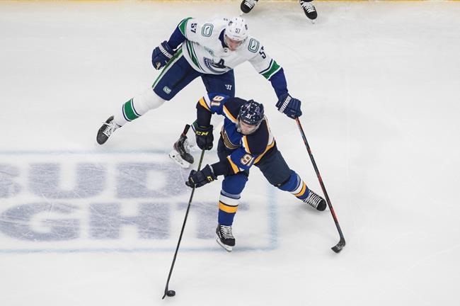 Blues' Tarasenko out rest of 1st round with shoulder injury | iNFOnews.ca