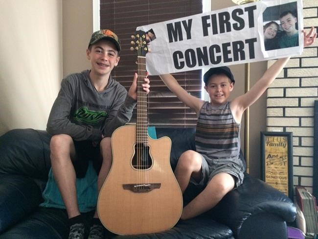 'They've got friends in high places:' Garth Brooks gives his guitar to kids | iNFOnews.ca
