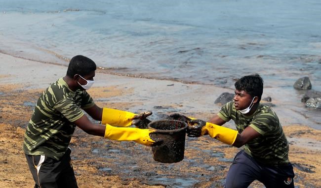 Sri Lanka works to clean oil slicks near capital | iNFOnews.ca Sri Lanka works to clean oil slicks near capital | iNFOnews.ca