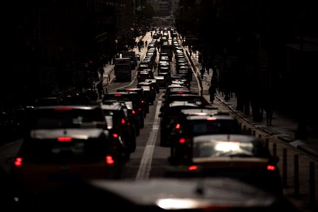 Taxi driver unions protest Uber's return to Barcelona | iNFOnews.ca