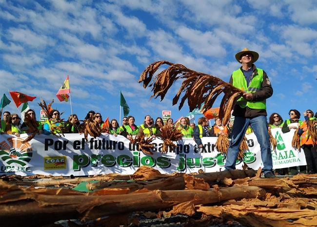 Farmers block highways in Spain to protest low food prices | iNFOnews.ca Farmers block highways in Spain to protest low food prices | iNFOnews.ca