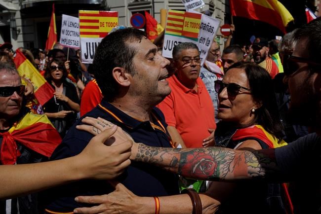 Barcelona police keep apart Catalan separatists, unionists | iNFOnews.ca