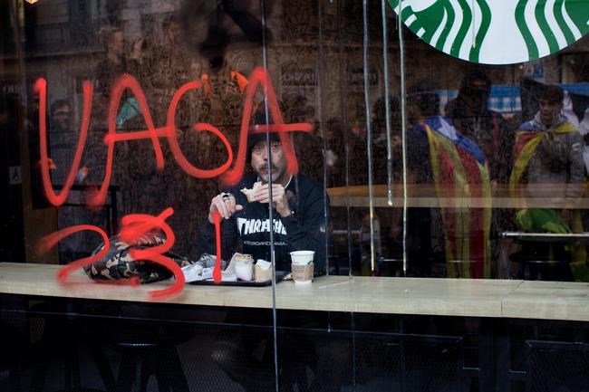 Spain: Pro-secession protesters block roads in Catalonia | iNFOnews.ca Spain: Pro-secession protesters block roads in Catalonia | iNFOnews.ca