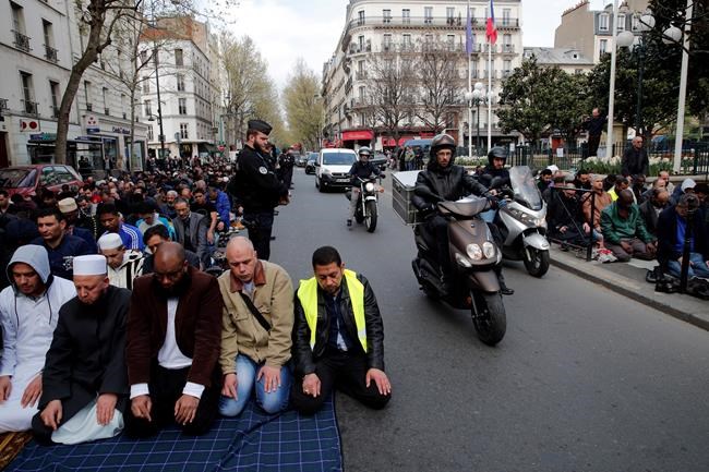Muslims protest with street prayer in Paris suburb | iNFOnews.ca Muslims protest with street prayer in Paris suburb | iNFOnews.ca