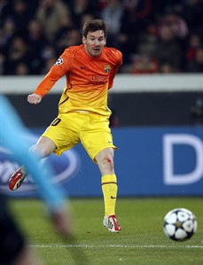 Lionel Messi limps off at halftime after scoring in Champions League quarterfinal against PSG | iNFOnews.ca