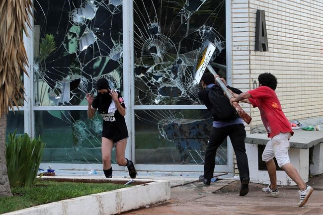 Brazilian police clash with protesters outside Congress | iNFOnews.ca Brazilian police clash with protesters outside Congress | iNFOnews.ca